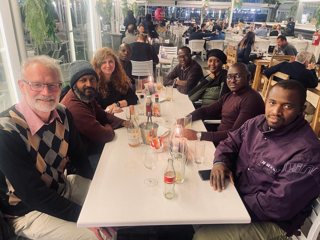 Members of the ACEIR, AFD and Mali teams around a table